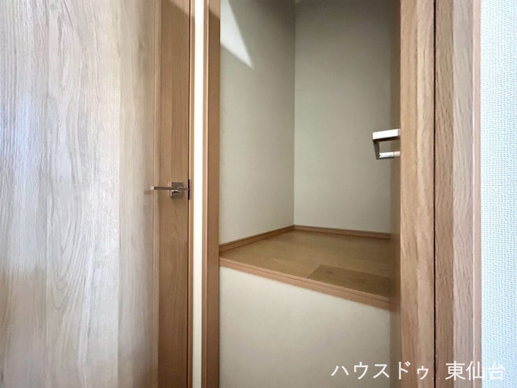 階段脇のデッドスペースを有効活用。日用品のストックにも便利な収納付き