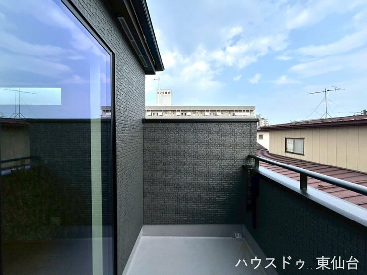 毎日の洗濯がしやすい、明るく使い勝手の良いバルコニーです。