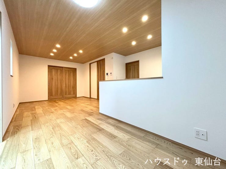 16畳超の広さで家族がゆったり過ごせる開放的なLDK。