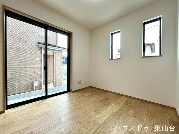 リビング脇のこちらの洋室は、お昼寝、遊び場、来客スペースと多用途に使える一室。