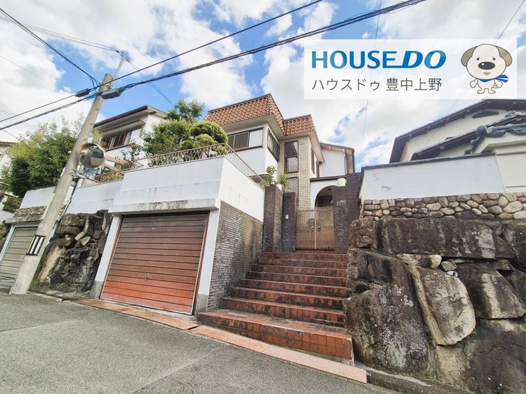 緑溢れる閑静な住宅街に佇む、陽光が降り注ぐ2階建て邸宅。 お庭では、お子様の笑顔が弾ける、そんな温かい暮らしが待っています。穏やかな日々を約束する、あなただけの理想の住まいを、この地に。