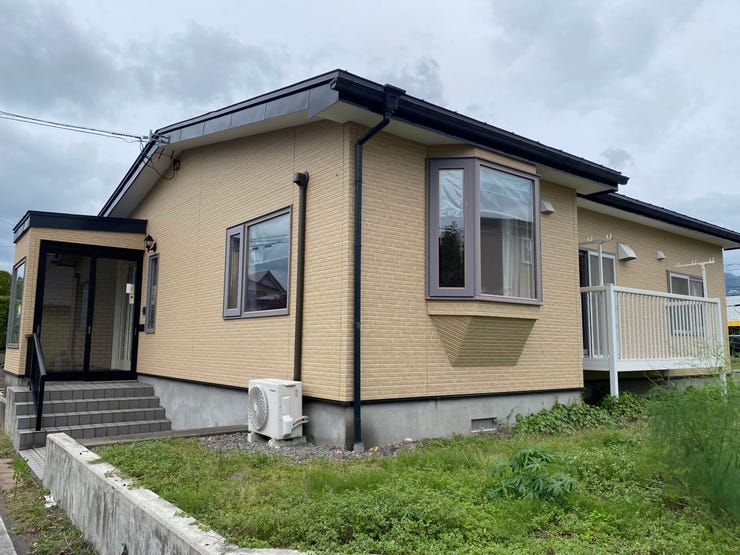 【外観】
落ち着いた色合いの外観が印象的な平屋住宅♪ワンフロアで生活できる、暮らしやすい住まいです。
