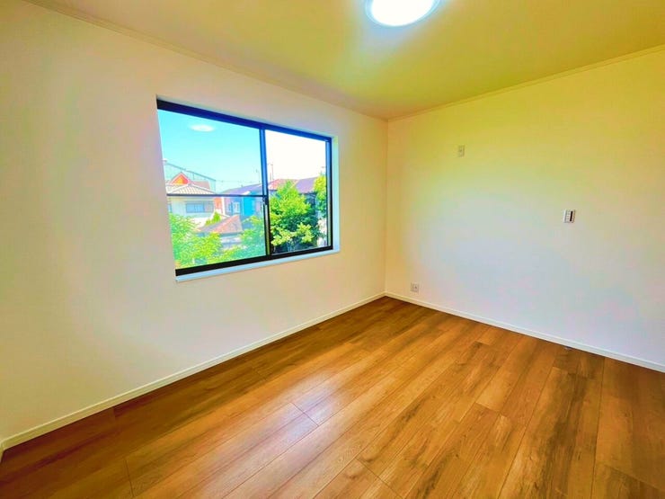 大きな窓から自然光がたっぷり入り、部屋全体が明るく広々と感じられます。(撮影日:2026.7.19)
