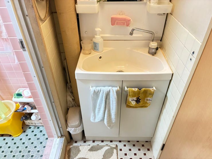トイレとお風呂の間にある洗面台です。
