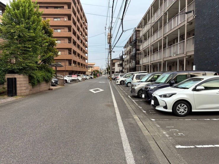 前面道路は広く、交通量も少ないためゆったりと駐車することが出来ます。