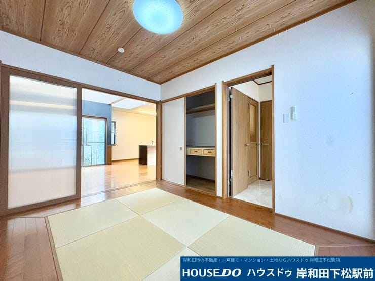 1階6帖和室。収納部分には枕棚や引き出しが設置されており、収納しやすそうです♪