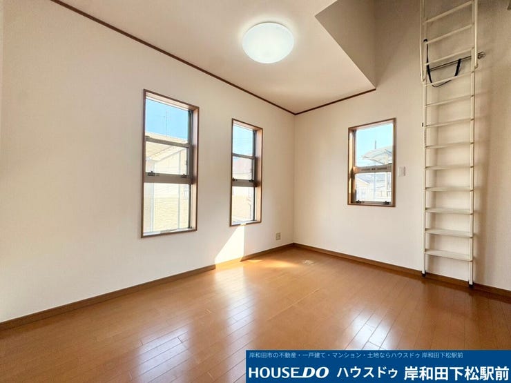 2階ロフト付き6帖洋室。2面採光で明るい居室です♪