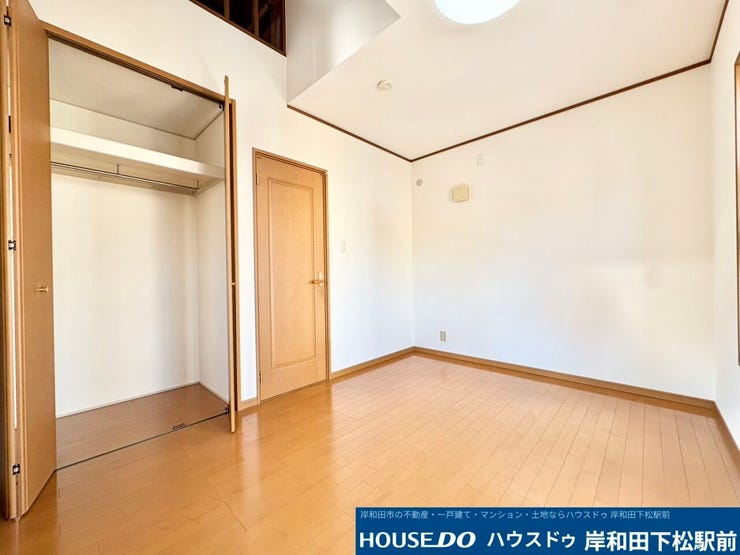 2階ロフト付き6帖洋室。収納スペースもしっかりあり使いやすいお部屋です♪