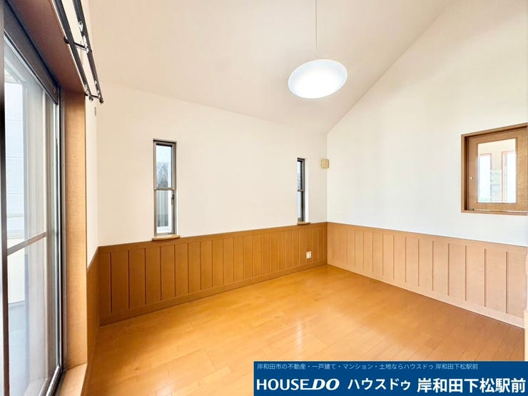 2階7帖洋室。バルコニーの掃き出し窓や吹き抜け部分の採光窓もあり明るい居室です♪