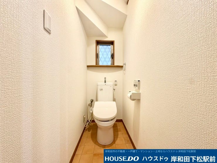 1階トイレ。小窓もありいつもきれいな明るいお手洗いにできます♪