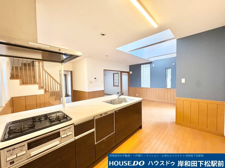 カウンターキッチン♪コンロ前の壁もガラスになっている為解放感もあり、居室内を良く見渡せます♪