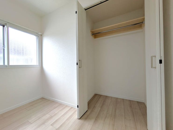 ■クローゼット■
たっぷりとした収納力で、お気に入りの洋服や小物もスッキリ整理整頓できます。奥行きのある造りなので、季節物の家電や衣装ケースも無理なく収まり、お部屋をより広く使うことが可能です☆