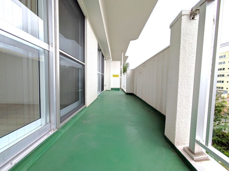 ■バルコニー■
ゆとりある広さを備えたバルコニー。十分な奥行きがあり、外の空気を感じながらリフレッシュできる開放的な空間です。お好みの使い方で、毎日の暮らしにちょっとしたゆとりをもたらしてくれます。