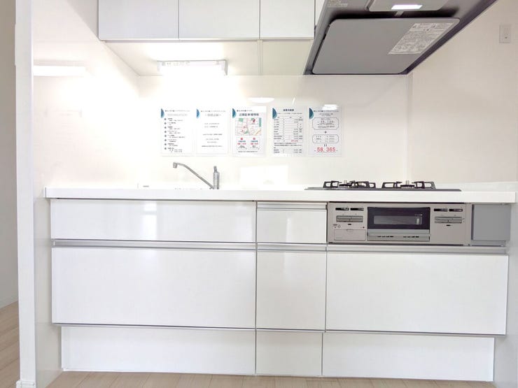 ■キッチン■
新品のシステムキッチンへ交換し、空間全体を清潔感のある印象に一新しました。ゆとりある調理スペースと豊富な収納を備え、日々の料理から後片付けまで家事をスムーズにサポートする設計です。