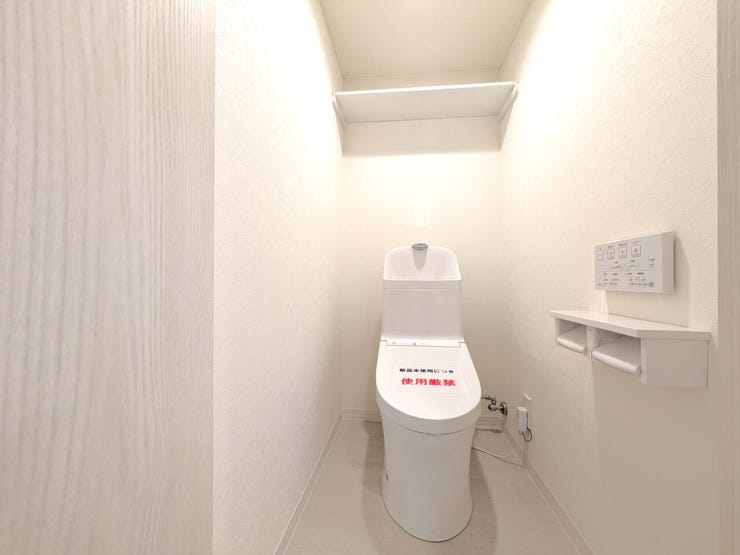 ■温水洗浄便座付きトイレ■
白を基調とした内装は清潔感があり、シンプルな配色が落ち着いた空間を演出します。上部には出し入れがスムーズな扉のないオープン棚を備えており、予備の備品をサッと手に取れます!
