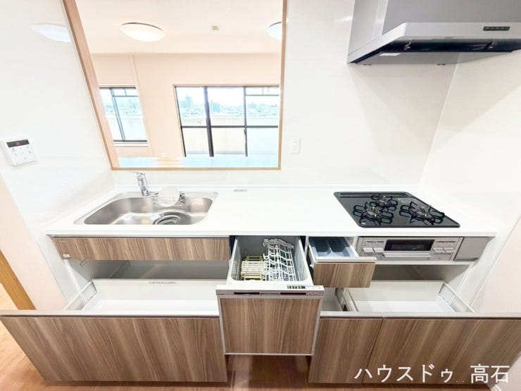 開放的な対面式デザイン:目の前の大きな開口部から約20.4帖の広々としたリビング全体が見渡せます。
スライドオープンの食器洗い乾燥機が完備されており、毎日の片付けを大幅に時短できます。