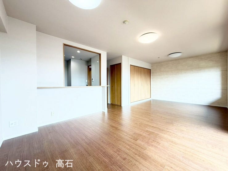 大小のクローゼットと棚があり、リビングの散らかりがちな物も丸ごと収納できます。