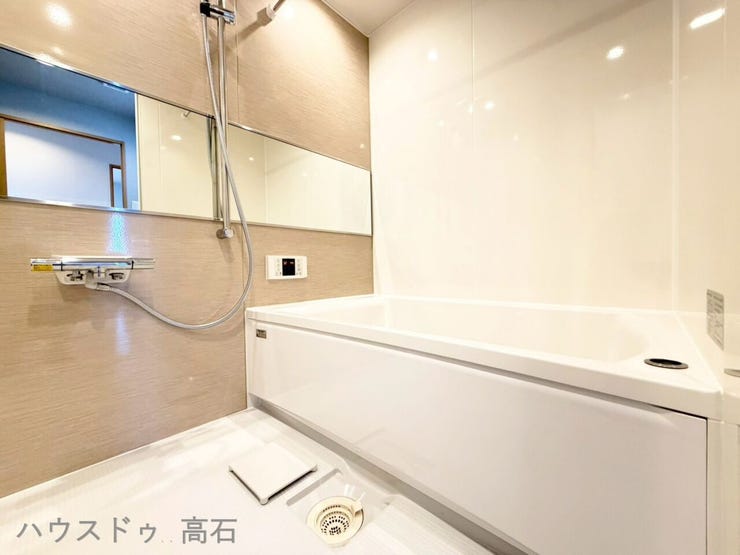ワイドな横長ミラーは、空間を視覚的に広く見せる効果があり、開放感を演出します。