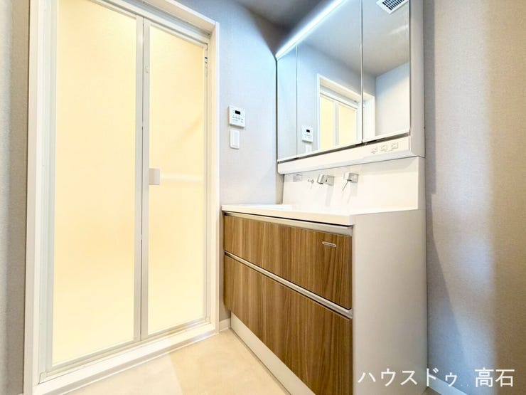 大型の三面鏡付きは、身支度がしやすい大きな鏡です。
足元のスライド引き出しは、手前に引くだけで奥の物まで上から一目で見渡せるため、出し入れがスムーズです。