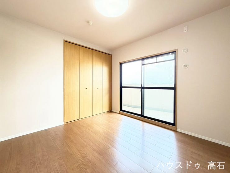 洋室6.6畳
ほぼ壁一面に広がる大きな掃出し窓から自然光がしっかり入り、部屋全体がとても明るいです。