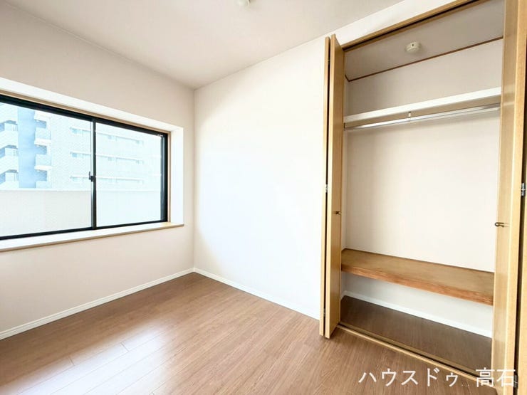 洋室5.5畳
使いやすい収納構造で、中段・枕棚付きのクローゼットです。