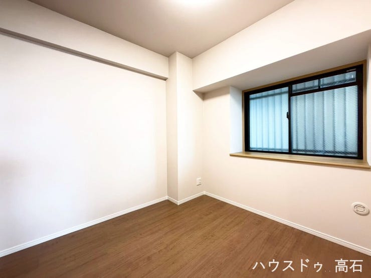 多用途な約4.6帖の納戸は、出窓が付いているため、納戸としてだけでなく、書斎、テレワークスペース、あるいは実質的な寝室としても十分活用できます。