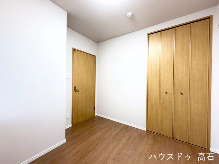 納戸ですが、クローゼットもあり収納も充実しています。