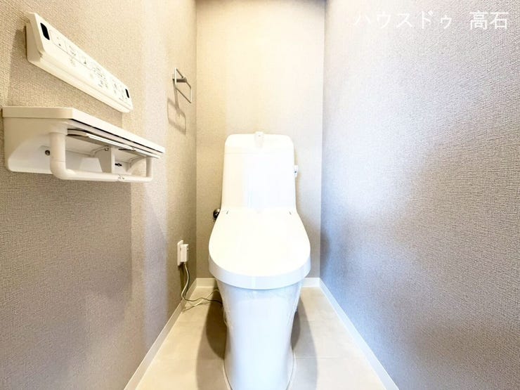 リフォームで新しく交換されています。
便座の横ではなく壁にスマートなリモコンが設置されているため、操作がしやすく、便座周りもすっきりしています。