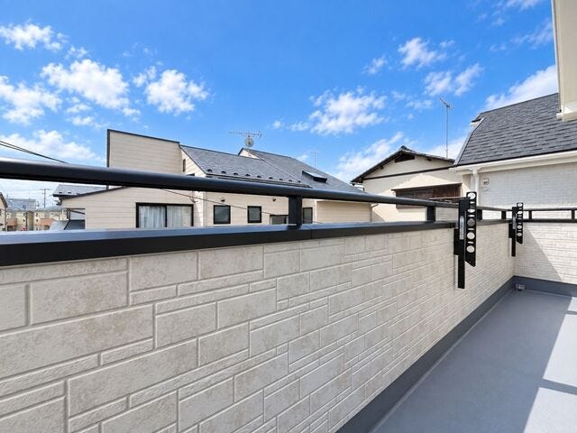 バルコニー:南向きのバルコニーです。天気がいい日はお洗濯もカラっと乾きそうですね。