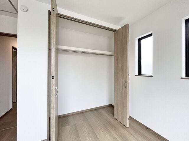 ハンガーパイプ付なので衣類にしわを付ける事なくすっきり収納が可能。