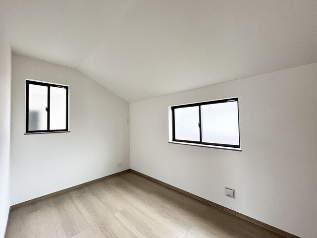 5帖洋室:2面採光なので日当たり、風通しともに良好です。北側のお部屋は優しい日差しが入るのでゆったりと読書などを楽しむことができそうです。