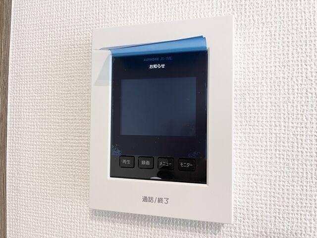 モニター付きインターホン:訪問者の顔を確認できるので防犯の効果が高まり暮らしに安心を与えてくれます。