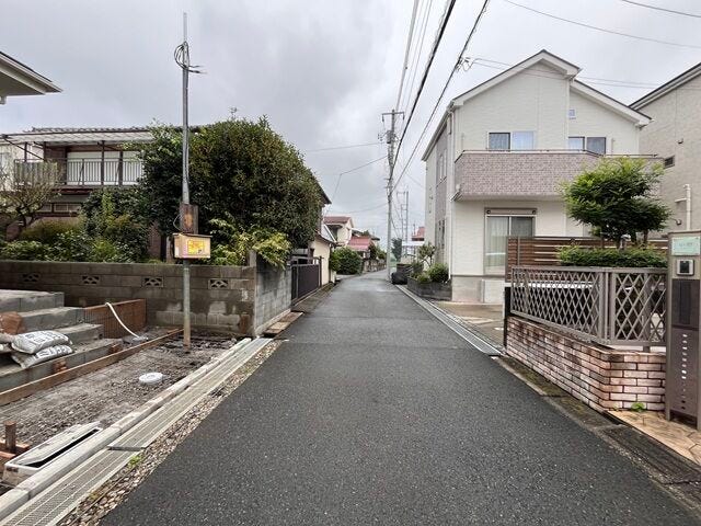 幅員約4mの前面道路です。車がすれ違うには厳しい道幅ですが、車はスピードを抑えて走行するので、お子様にも安全な道幅となっています。