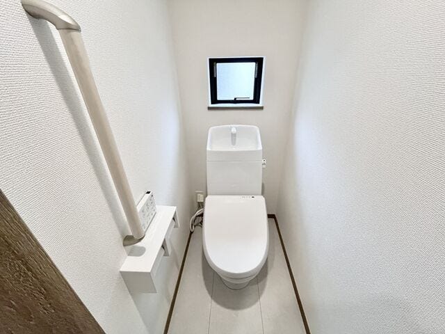トイレ:現代では必要不可欠な温水洗浄付トイレ♪寒い冬は便座が温かいとホッとしますね。