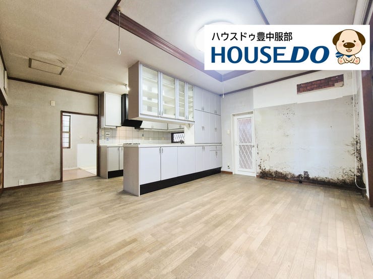 【外観】
【LDK】
家具の配置も自由自在、開放感あふれるリビング。
ナチュラルな色合いのフローリングが、お部屋全体を明るく爽やかに彩ります。