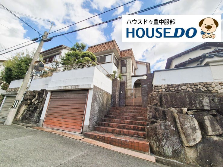 緑溢れる閑静な住宅街に佇む、陽光が降り注ぐ2階建て邸宅。 お庭では、お子様の笑顔が弾ける、そんな温かい暮らしが待っています。穏やかな日々を約束する、あなただけの理想の住まいを、この地に。