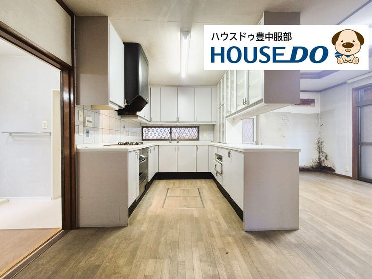 キッチンでの作業効率を最大限に引き出す、ワイドで機能的なシステムキッチン。豊富な収納スペースで、キッチンツールもたっぷり収納可能です。