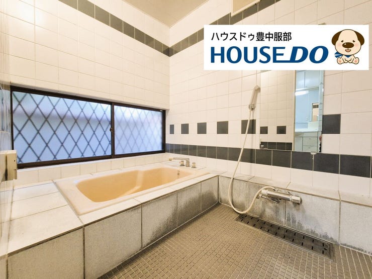 開放感のある浴室は、圧迫感がなく、ゆったりとくつろげる空間です。