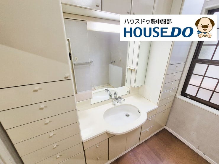 ゆとりある洗面スペースと豊富な収納力で、洗面まわりがいつもすっきり。多機能な洗面台で、快適な毎日をサポートします。
