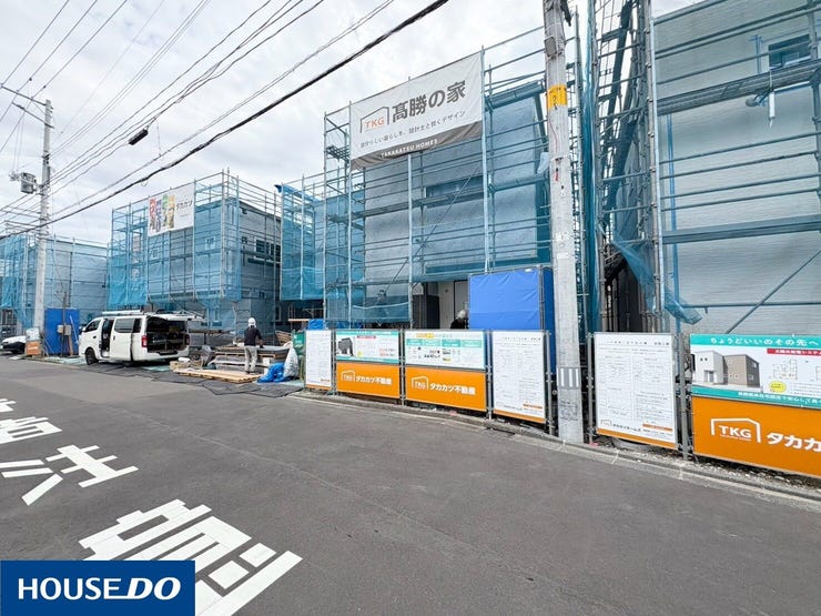 【外観】
太陽光発電と長期優良住宅で家計にも環境にもやさしい住まい。全室収納・照明・網戸付きで入居後の負担も少なく、4LDK+駐車2台のゆとりある間取りが家族の暮らしを快適にします。