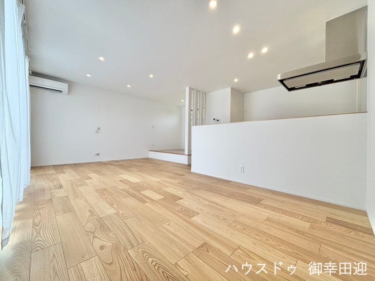 ■安らぎと笑顔の中心地■陽光が優しく降り注ぎ、会話が自然と弾む。ここでは、毎日が特別な時間へと変わります。