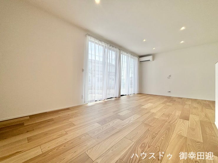 ■安らぎと笑顔の中心地■陽光が優しく降り注ぎ、会話が自然と弾む。ここでは、毎日が特別な時間へと変わります。