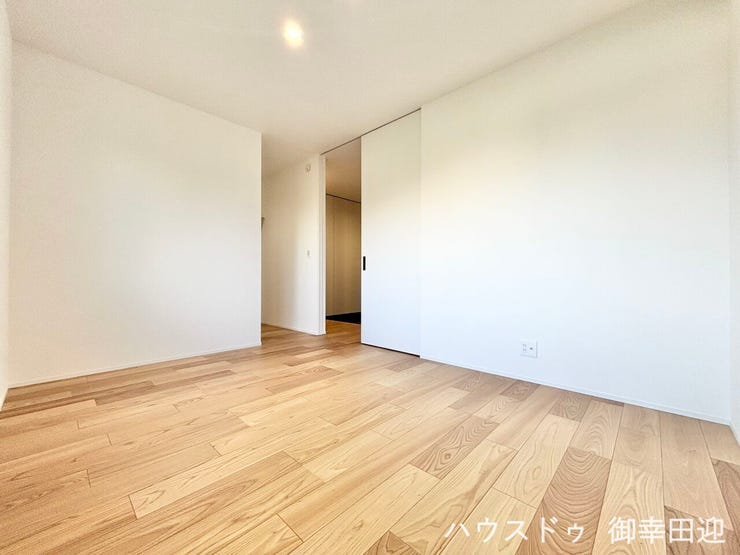 ■2階6帖洋室■心からリラックスできる静けさ、上質な眠りで、毎日をリセットします。明日への活力を養う空間です。