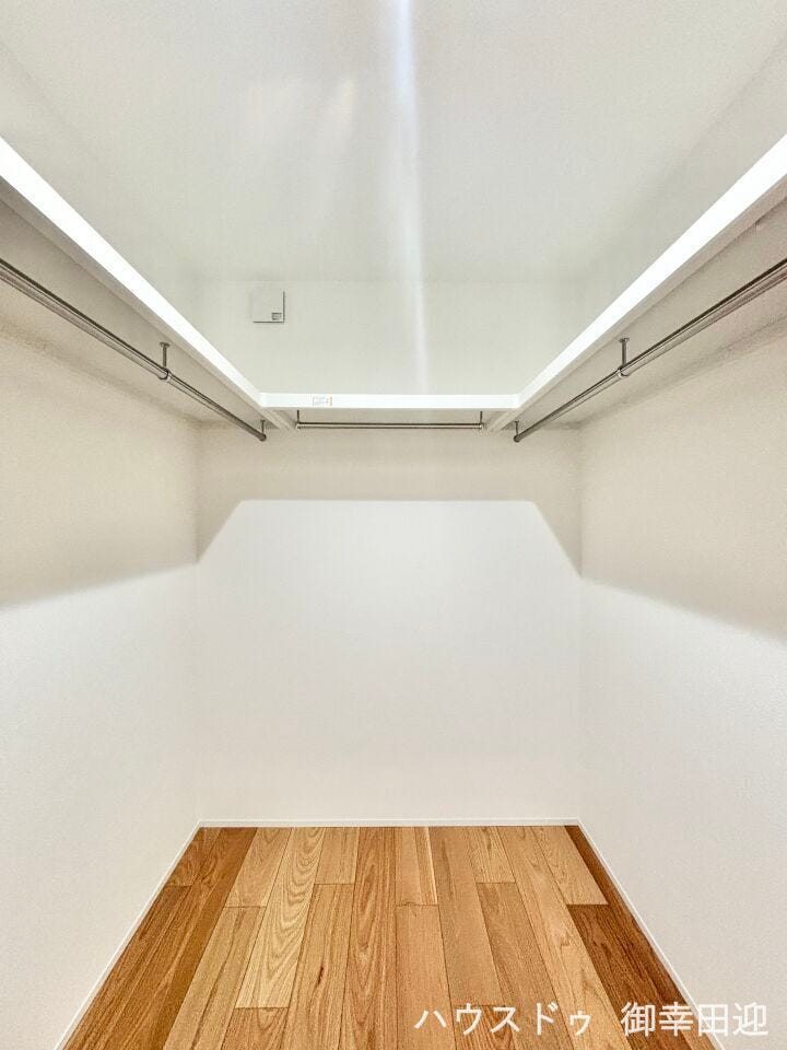 ■2階6帖洋室WIC■衣類から小物まで一ヶ所に集約。整理整頓がしやすく、毎日のコーディネートが楽しくなるゆとりの収納です。