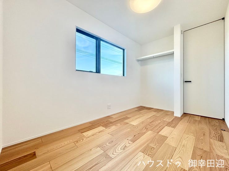 ■2階5帖洋室■寝室、書斎、趣味の部屋。家族の成長やライフスタイルに合わせ、様々な使い方ができる快適な空間です。