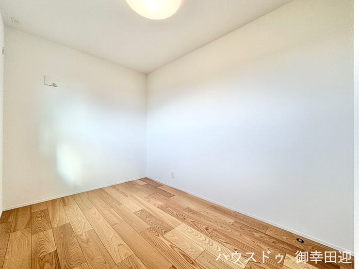 ■2階5帖洋室■寝室、書斎、趣味の部屋。家族の成長やライフスタイルに合わせ、様々な使い方ができる快適な空間です。