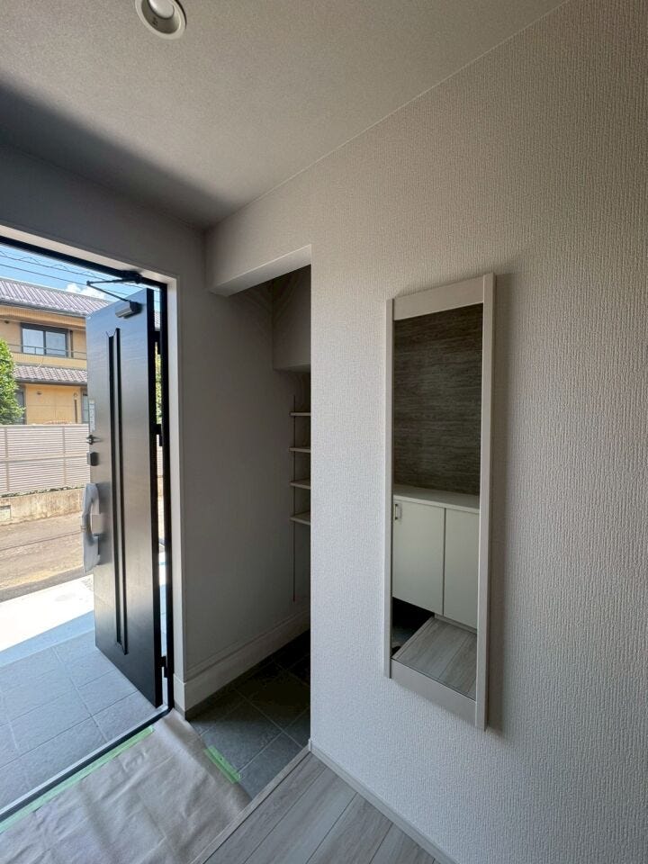 お出かけ前の身だしなみチェックに便利な全身鏡付き