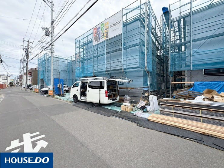 【外観】
太陽光発電と長期優良住宅で家計にも環境にもやさしい住まい。全室収納・照明・網戸付きで入居後の負担も少なく、4LDK+駐車2台のゆとりある間取りが家族の暮らしを快適にします。