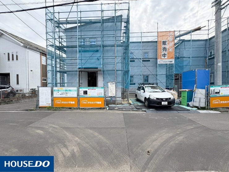 【外観】
太陽光発電と長期優良住宅で家計にも環境にもやさしい住まい。全室収納・照明・網戸付きで入居後の負担も少なく、4LDK+駐車2台のゆとりある間取りが家族の暮らしを快適にします。