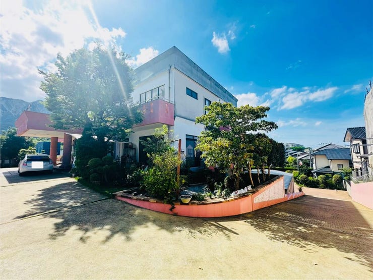 敷地内を南東側から撮影